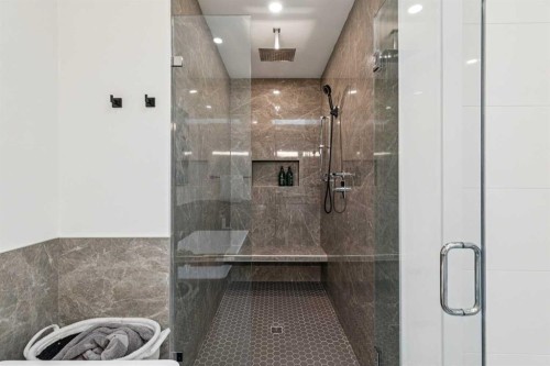 2435 29 Avenue Sw, Calgary, AB - Indoor Photo Showing Bathroom
