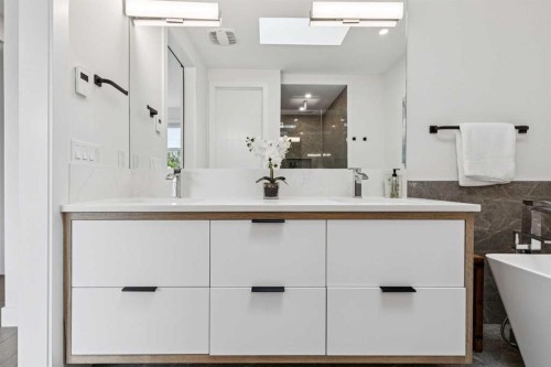 2435 29 Avenue Sw, Calgary, AB - Indoor Photo Showing Bathroom