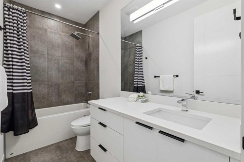 2435 29 Avenue Sw, Calgary, AB - Indoor Photo Showing Bathroom