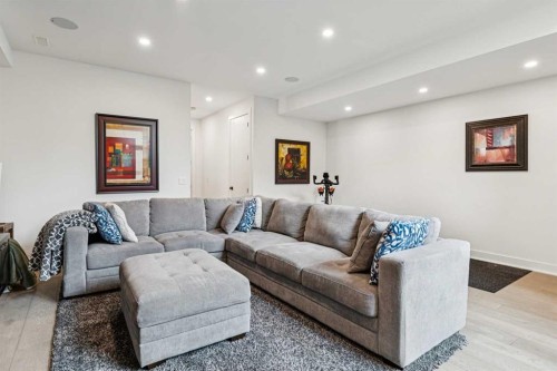 2435 29 Avenue Sw, Calgary, AB - Indoor Photo Showing Living Room