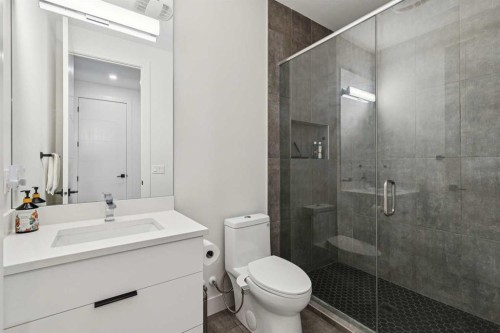 2435 29 Avenue Sw, Calgary, AB - Indoor Photo Showing Bathroom