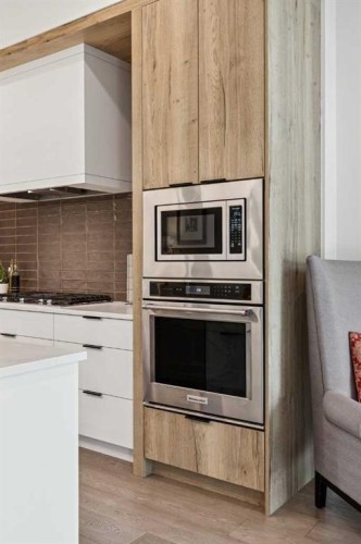 2435 29 Avenue Sw, Calgary, AB - Indoor Photo Showing Kitchen