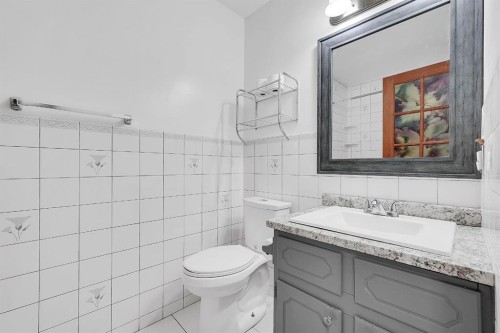 3614 39 Street Ne, Calgary, AB - Indoor Photo Showing Bathroom