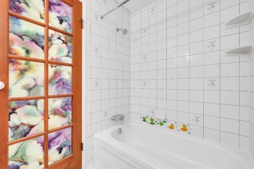 3614 39 Street Ne, Calgary, AB - Indoor Photo Showing Bathroom