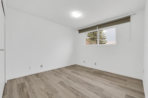 3614 39 Street Ne, Calgary, AB - Indoor Photo Showing Other Room