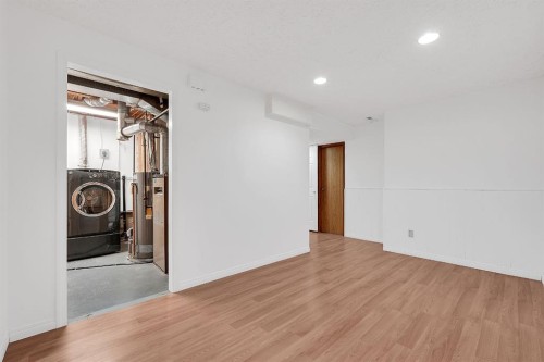 3614 39 Street Ne, Calgary, AB - Indoor Photo Showing Other Room