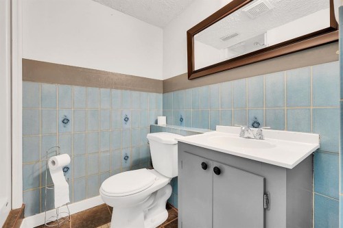 3614 39 Street Ne, Calgary, AB - Indoor Photo Showing Bathroom