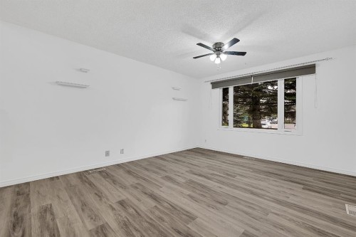 3614 39 Street Ne, Calgary, AB - Indoor Photo Showing Other Room