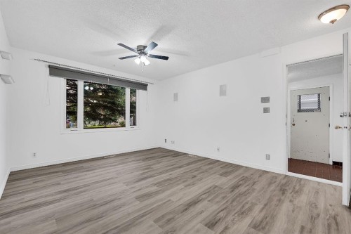 3614 39 Street Ne, Calgary, AB - Indoor