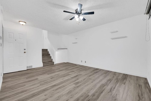 3614 39 Street Ne, Calgary, AB - Indoor Photo Showing Other Room