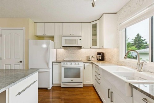 6452 Silver Springs Way Nw, Calgary, AB - Indoor Photo Showing Kitchen With Double Sink With Upgraded Kitchen