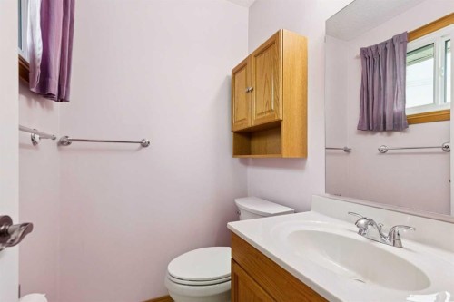 6452 Silver Springs Way Nw, Calgary, AB - Indoor Photo Showing Bathroom