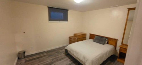 2515 Cochrane Road Nw, Calgary, AB - Indoor Photo Showing Bedroom