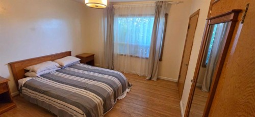 2515 Cochrane Road Nw, Calgary, AB - Indoor Photo Showing Bedroom