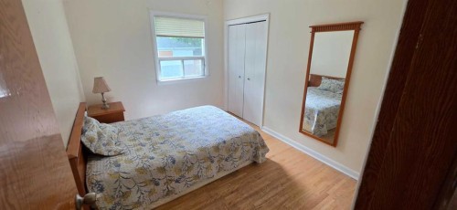 2515 Cochrane Road Nw, Calgary, AB - Indoor Photo Showing Bedroom