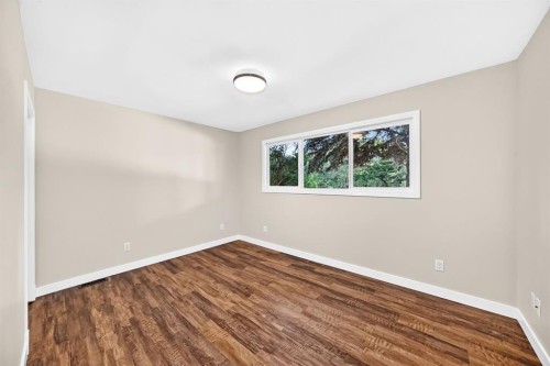 6012 33 Avenue Nw, Calgary, AB - Indoor Photo Showing Other Room
