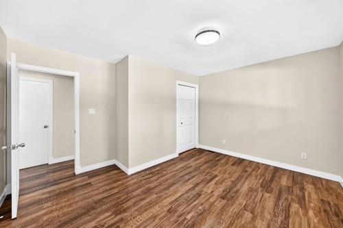 6012 33 Avenue Nw, Calgary, AB - Indoor Photo Showing Other Room
