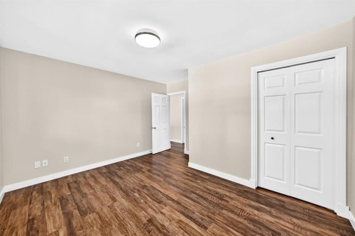 6012 33 Avenue Nw, Calgary, AB - Indoor Photo Showing Other Room