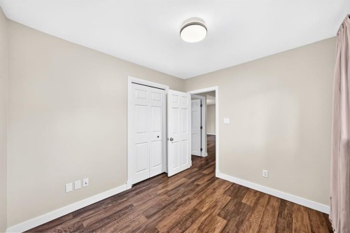 6012 33 Avenue Nw, Calgary, AB - Indoor Photo Showing Other Room