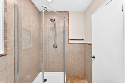 6012 33 Avenue Nw, Calgary, AB - Indoor Photo Showing Bathroom