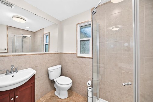 6012 33 Avenue Nw, Calgary, AB - Indoor Photo Showing Bathroom