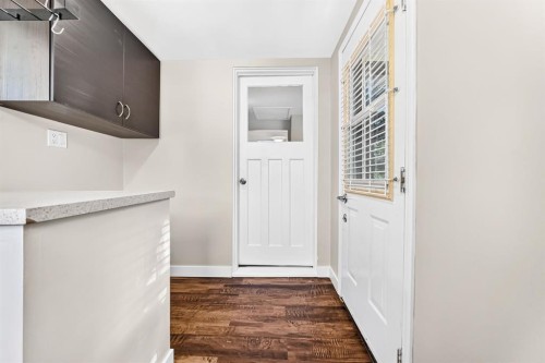 6012 33 Avenue Nw, Calgary, AB - Indoor Photo Showing Other Room