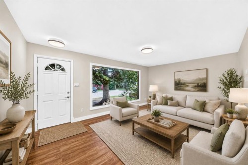 6012 33 Avenue Nw, Calgary, AB - Indoor Photo Showing Living Room