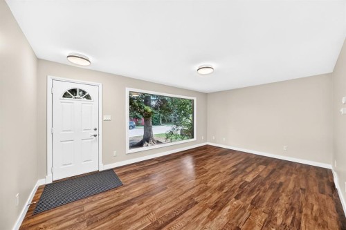 6012 33 Avenue Nw, Calgary, AB - Indoor Photo Showing Other Room