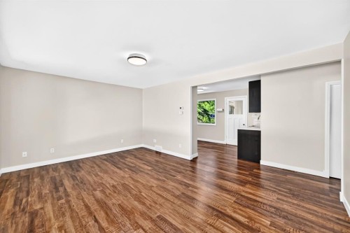 6012 33 Avenue Nw, Calgary, AB - Indoor Photo Showing Other Room
