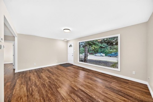 6012 33 Avenue Nw, Calgary, AB - Indoor Photo Showing Other Room