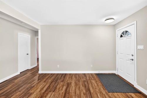 6012 33 Avenue Nw, Calgary, AB - Indoor Photo Showing Other Room