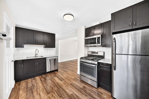 6012 33 Avenue Nw, Calgary, AB - Indoor Photo Showing Kitchen