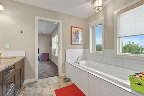 518 Mahogany Manor Se, Calgary, AB - Indoor Photo Showing Bathroom