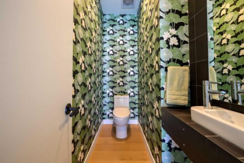 112 21 Street Nw, Calgary, AB - Indoor Photo Showing Bathroom