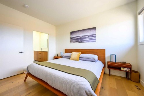 112 21 Street Nw, Calgary, AB - Indoor Photo Showing Bedroom