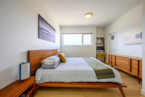 112 21 Street Nw, Calgary, AB - Indoor Photo Showing Bedroom