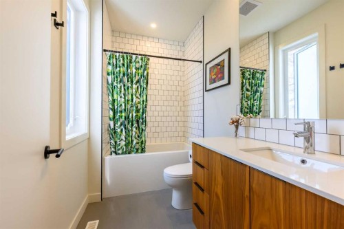 112 21 Street Nw, Calgary, AB - Indoor Photo Showing Bathroom