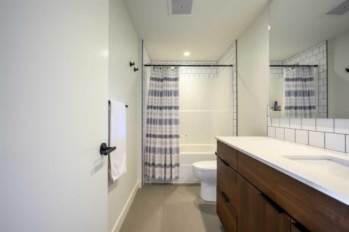 112 21 Street Nw, Calgary, AB - Indoor Photo Showing Bathroom