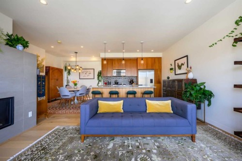 112 21 Street Nw, Calgary, AB - Indoor Photo Showing Living Room