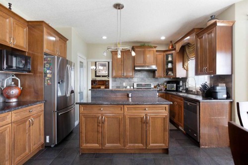 1149 Channelside Drive Sw, Airdrie, AB - Indoor Photo Showing Kitchen