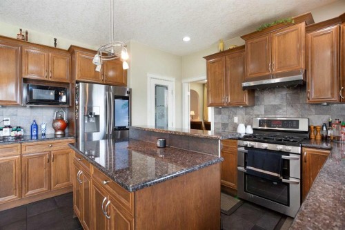 1149 Channelside Drive Sw, Airdrie, AB - Indoor Photo Showing Kitchen