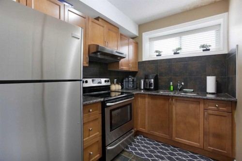 1149 Channelside Drive Sw, Airdrie, AB - Indoor Photo Showing Kitchen