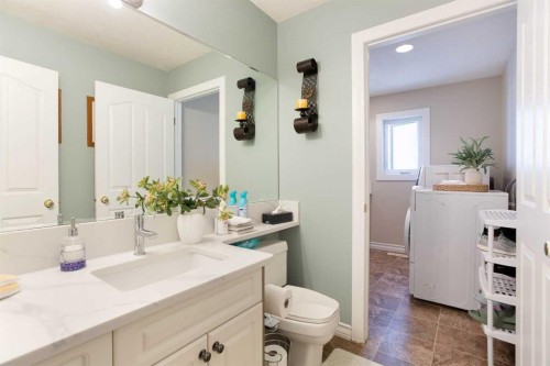 128 Waterstone Place Se, Airdrie, AB - Indoor Photo Showing Bathroom