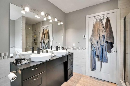 160 Sunhaven Close Se, Calgary, AB - Indoor Photo Showing Bathroom