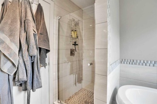 160 Sunhaven Close Se, Calgary, AB - Indoor Photo Showing Bathroom