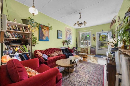 2520 16B Street Sw, Calgary, AB - Indoor Photo Showing Living Room