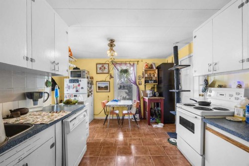 2520 16B Street Sw, Calgary, AB - Indoor Photo Showing Kitchen