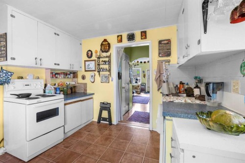 2520 16B Street Sw, Calgary, AB - Indoor Photo Showing Kitchen