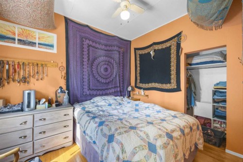 2520 16B Street Sw, Calgary, AB - Indoor Photo Showing Bedroom