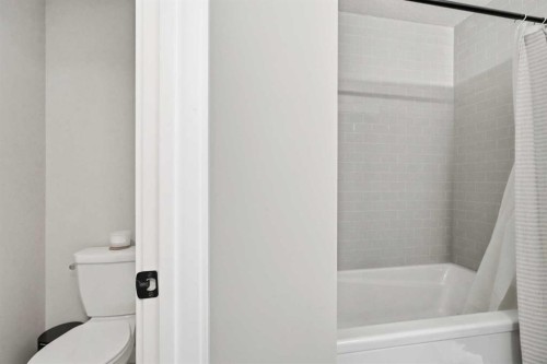 143 Belvedere Crescent Se, Calgary, AB - Indoor Photo Showing Bathroom
